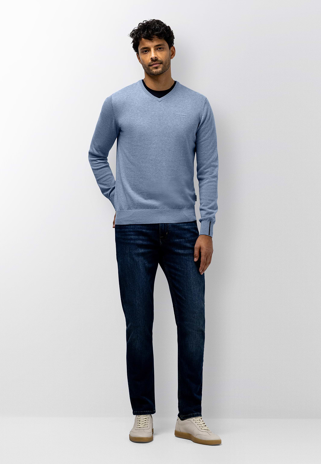 Pull-en-maille-fine-à-col-en-V