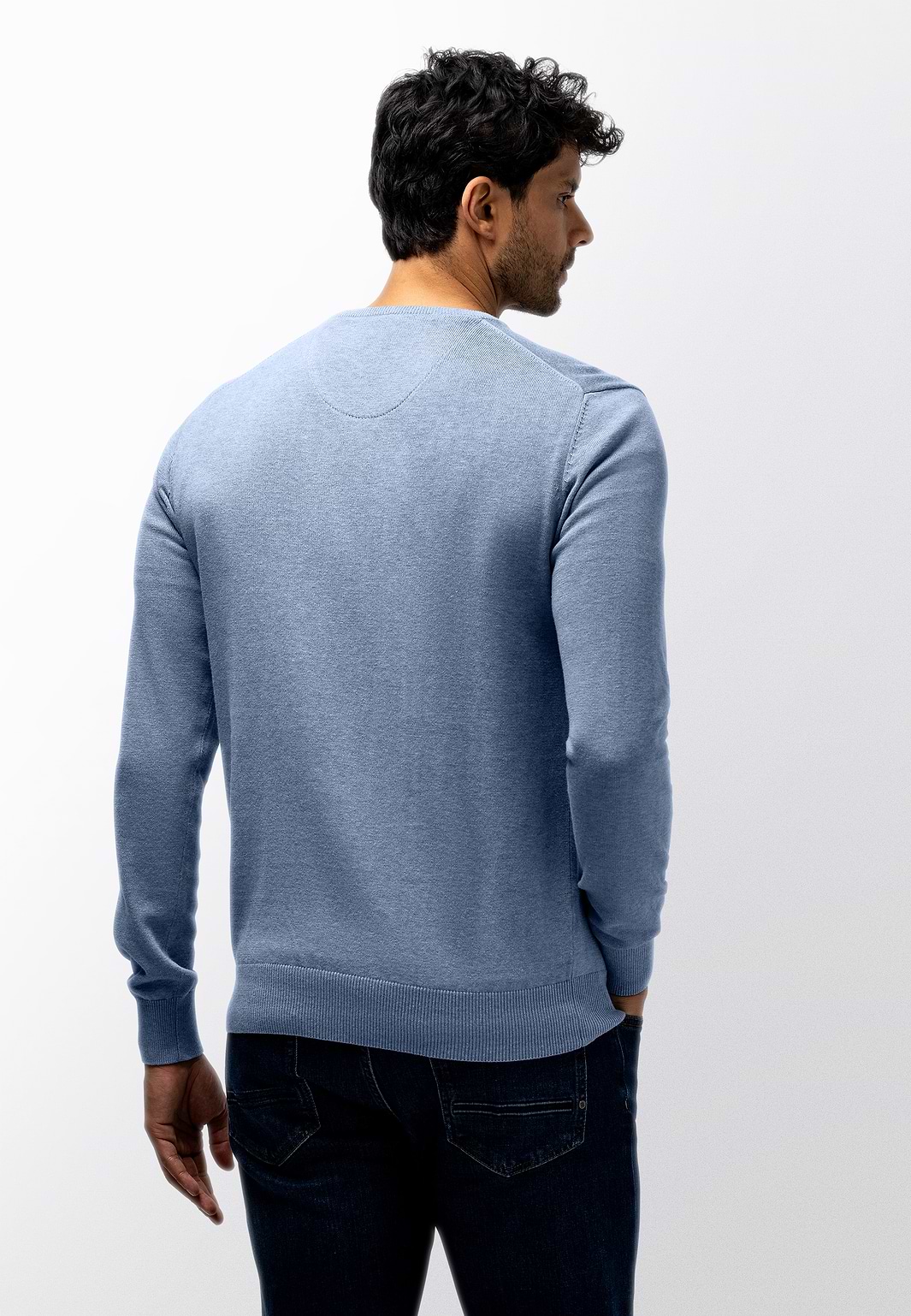Pull-en-maille-fine-à-col-en-V