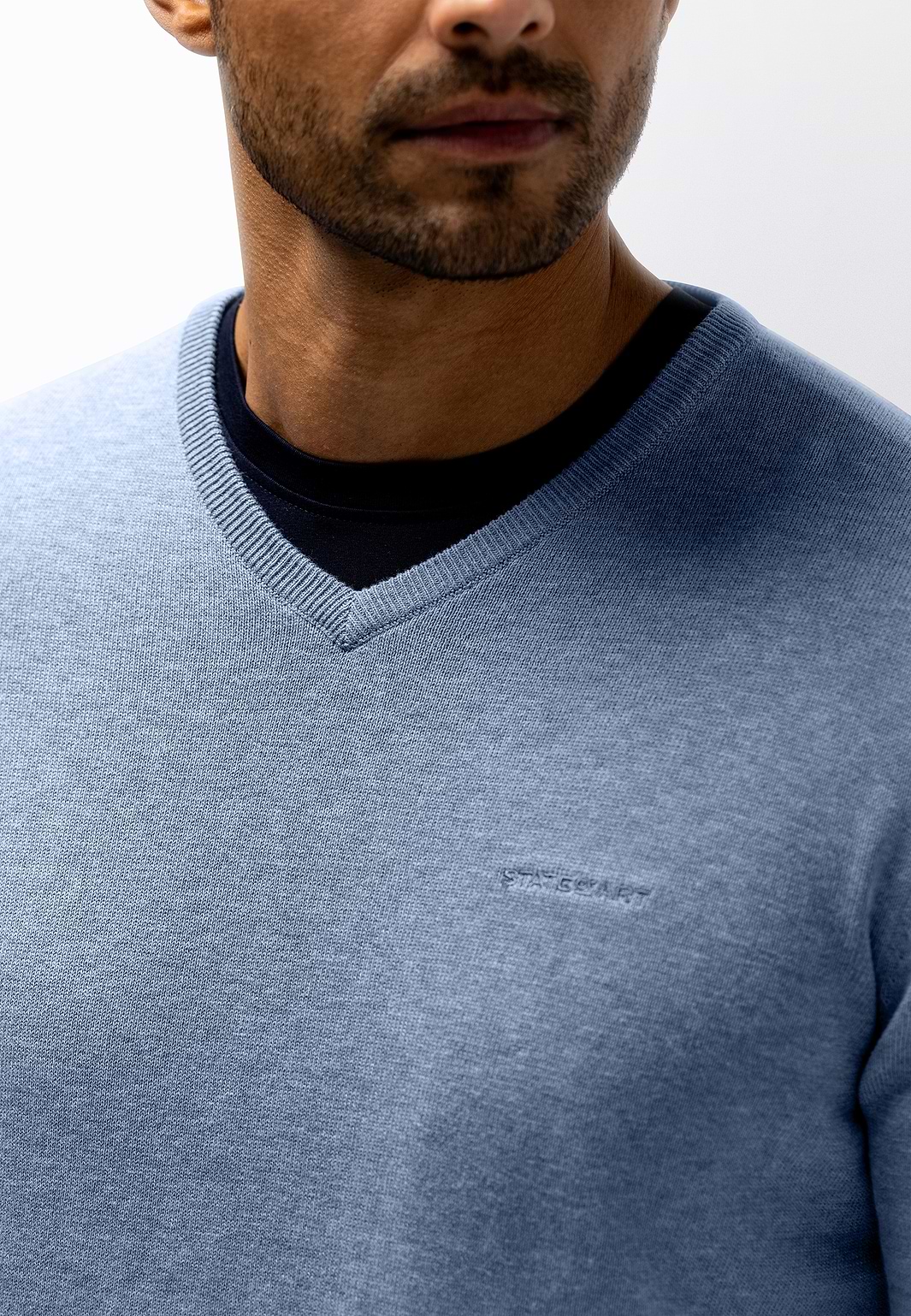 Pull-en-maille-fine-à-col-en-V