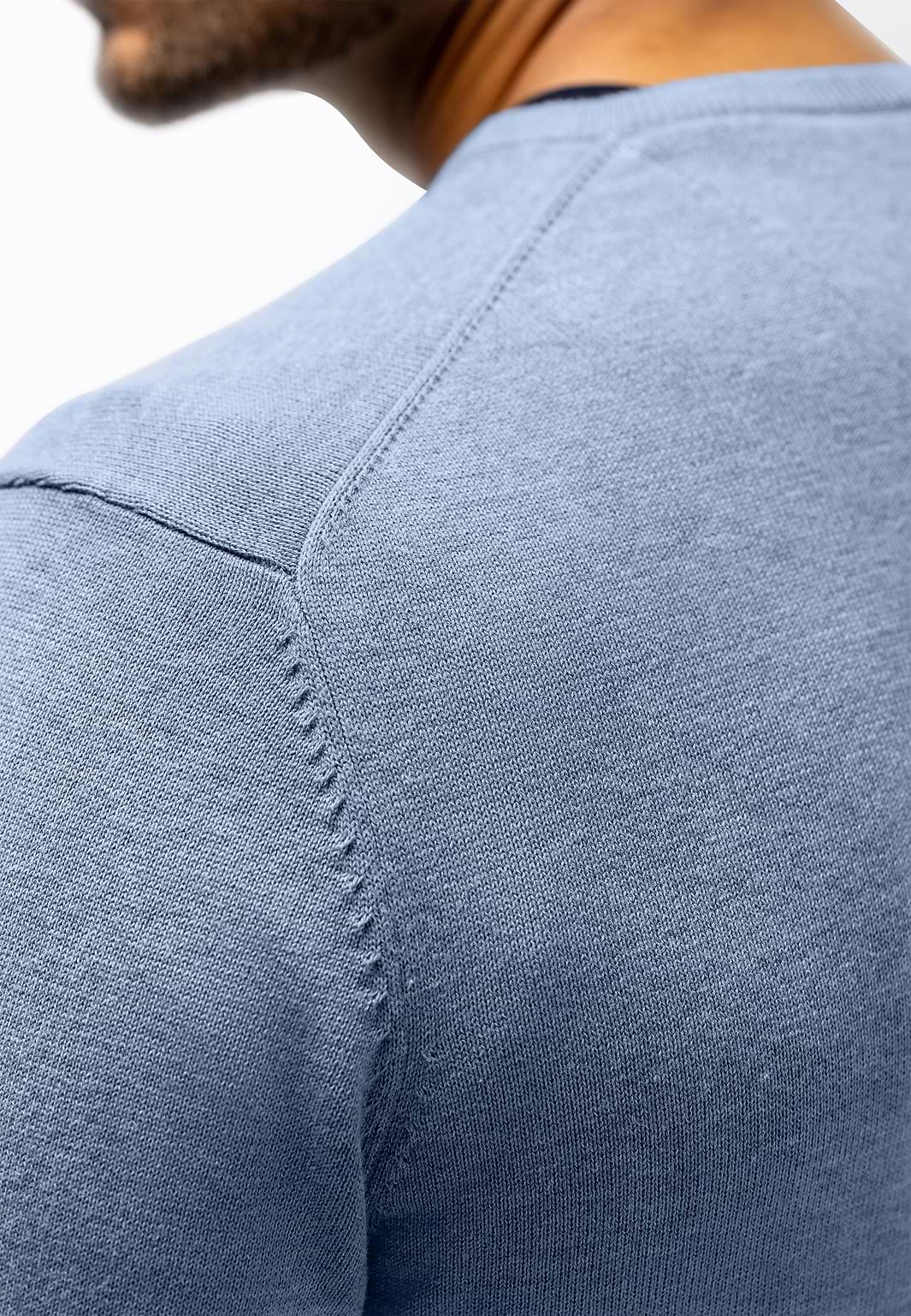Pull-en-maille-fine-à-col-en-V