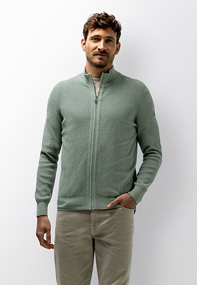 Ribgebreid-vest-met-hoge-kraag