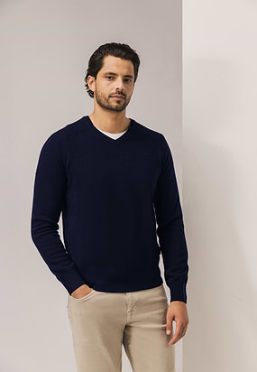 Trui-van-lamswol-met-V-hals