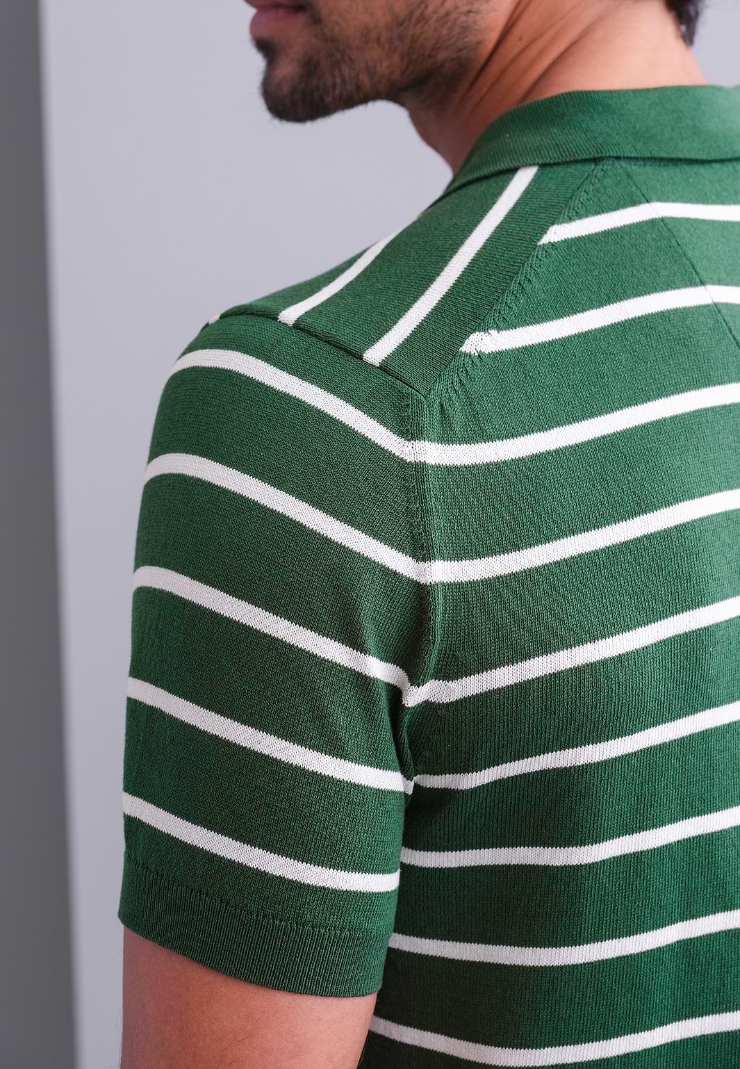 Gebreide-polo-met-streepmotief