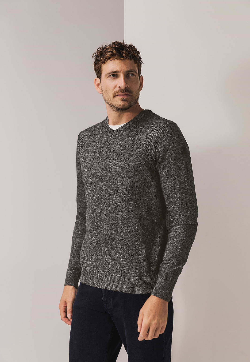 Pull-mélangé-avec-détails-en-côtes