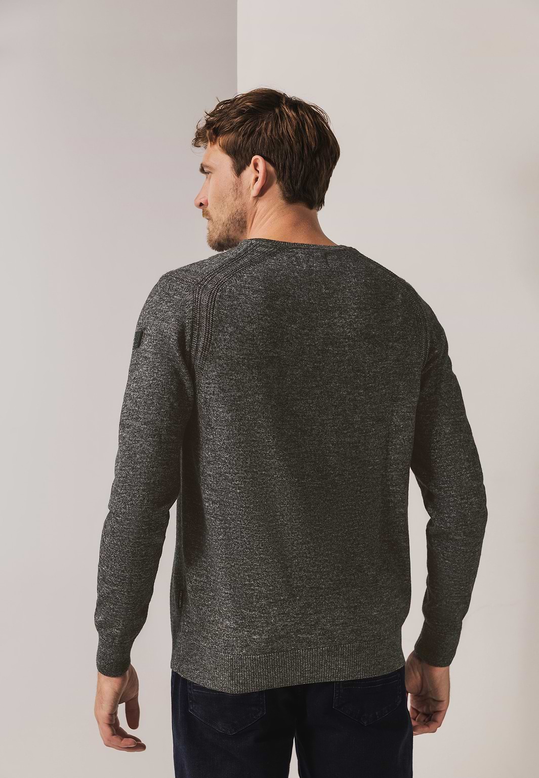 Pull-mélangé-avec-détails-en-côtes