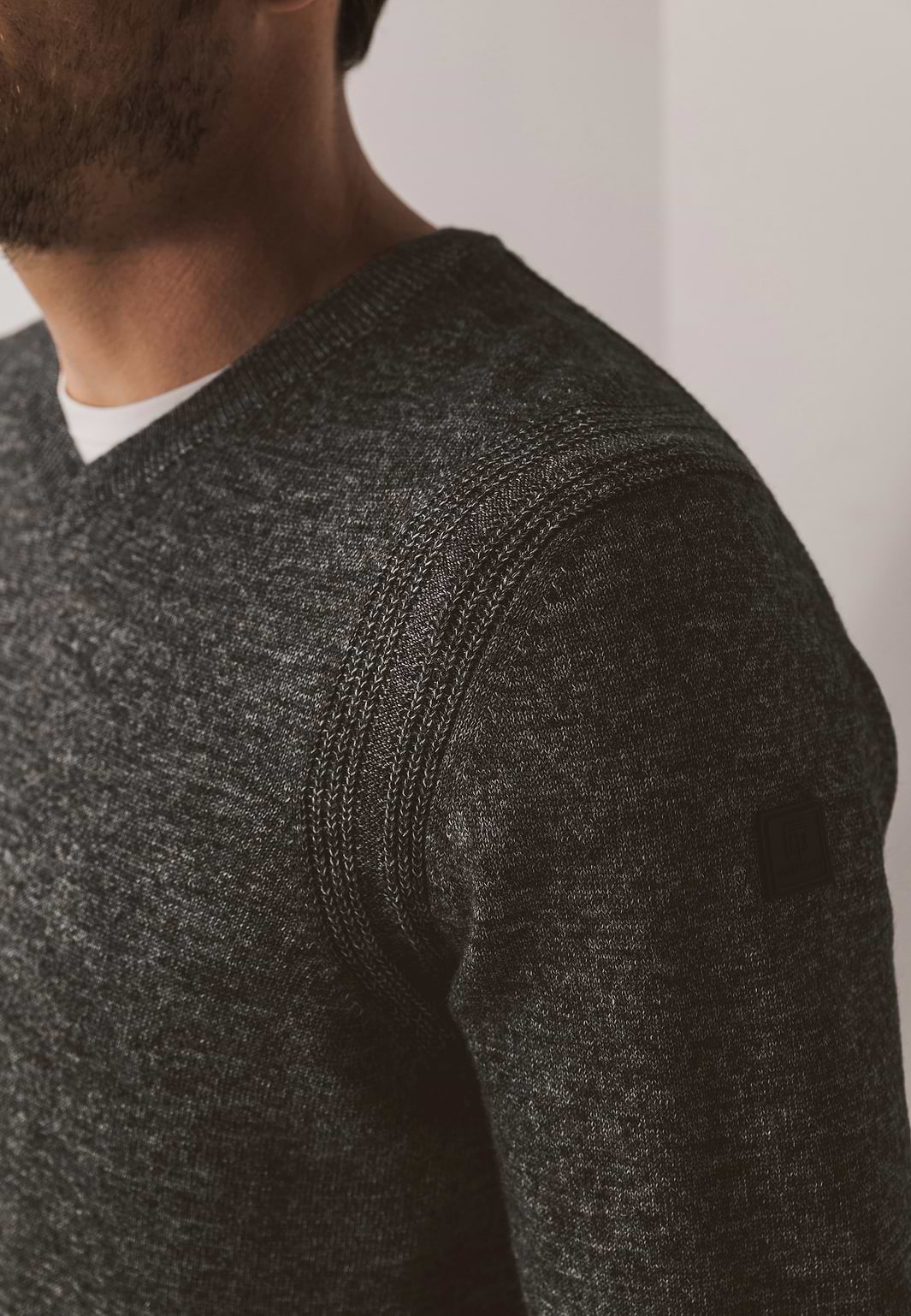 Pull-mélangé-avec-détails-en-côtes