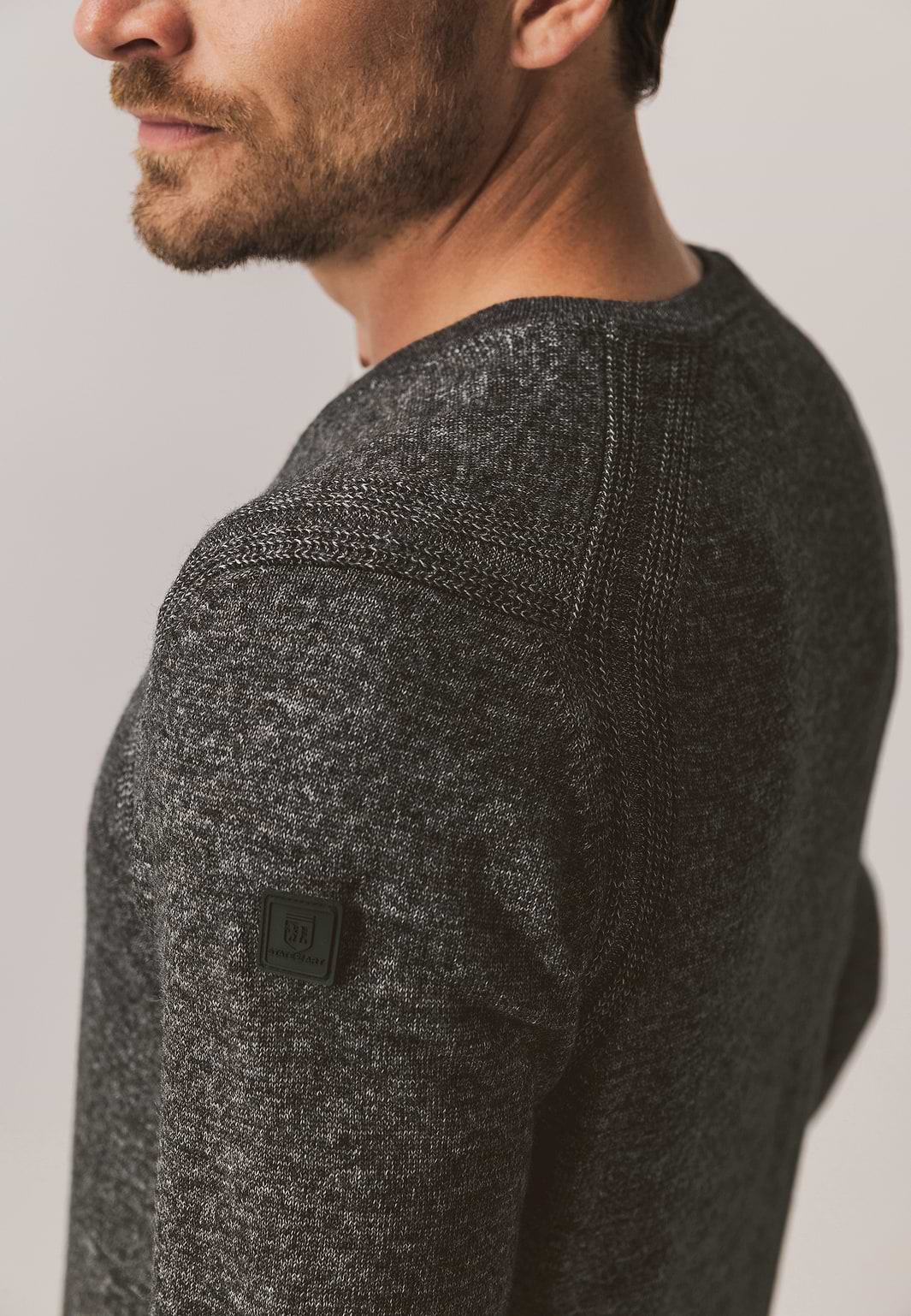 Pull-mélangé-avec-détails-en-côtes