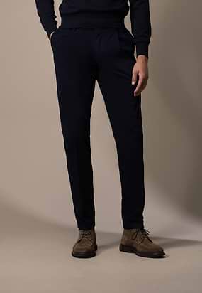 ATELIER-chino-in-stretchstof-met-bandplooien