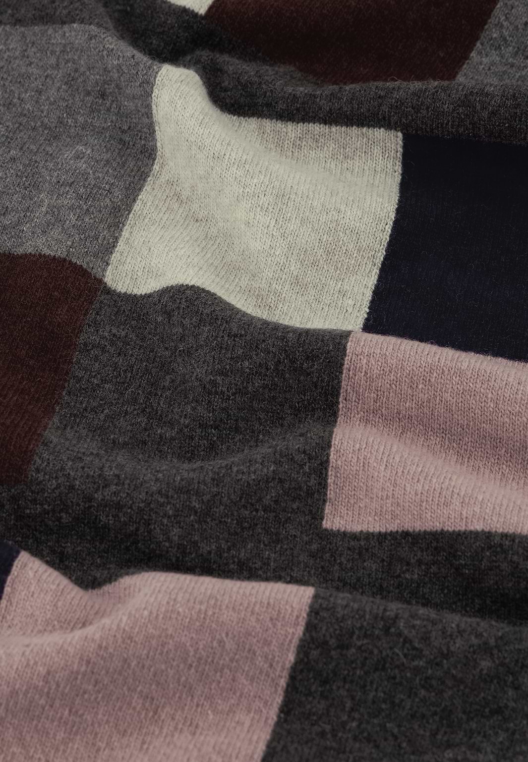 Gebreide-sjaal-met-kleurvlakken