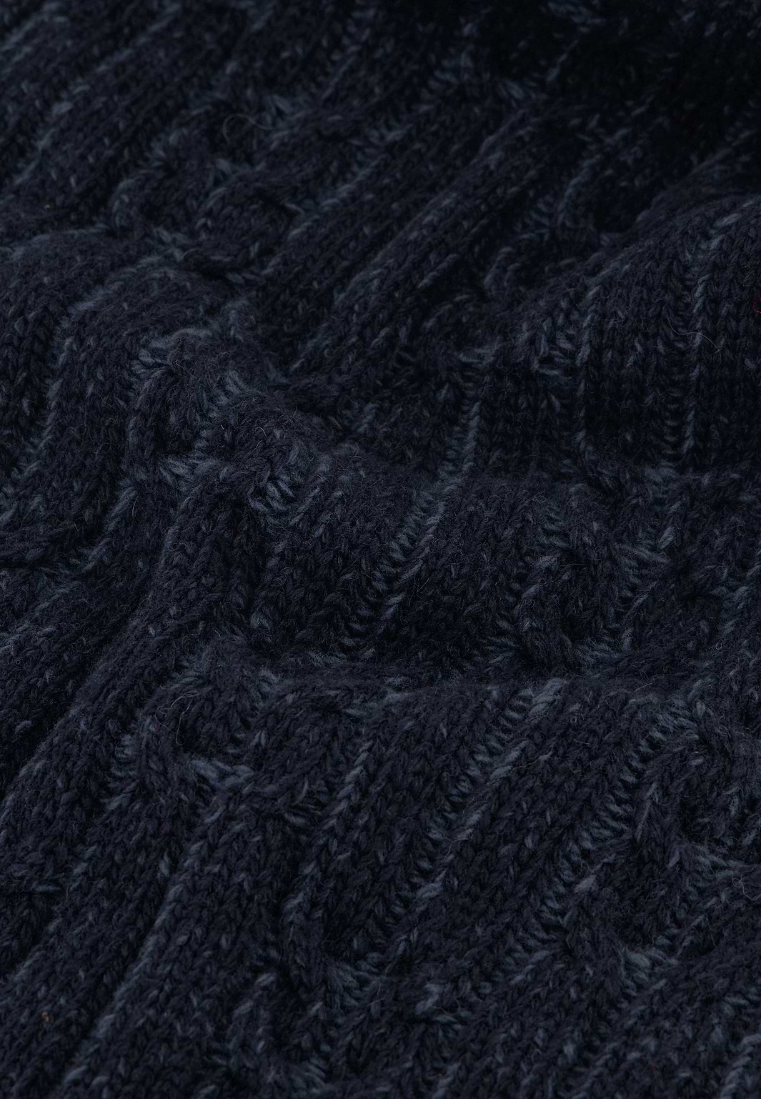 Gebreide-sjaal-met-kabelpatroon