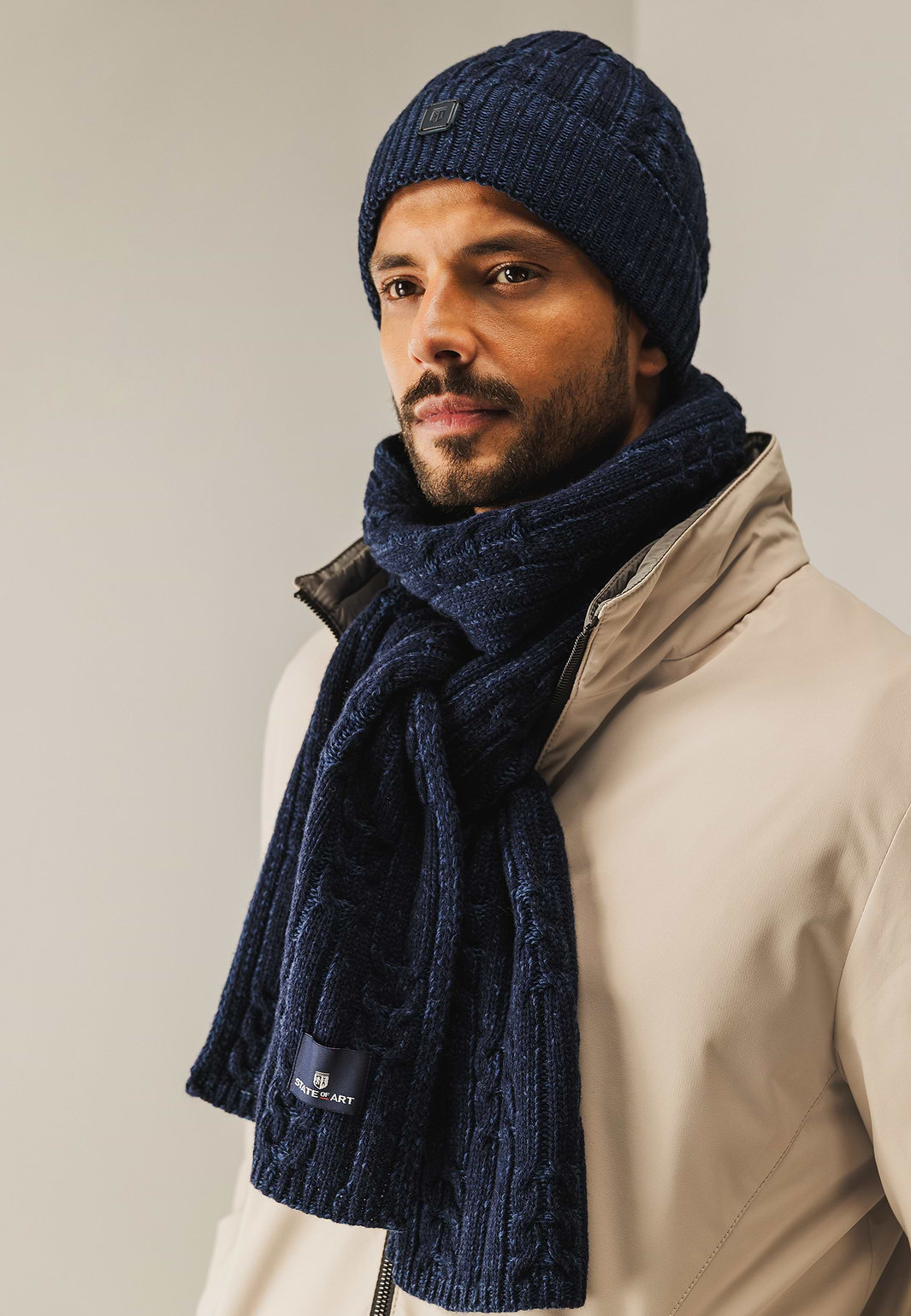 Gebreide-sjaal-met-kabelpatroon