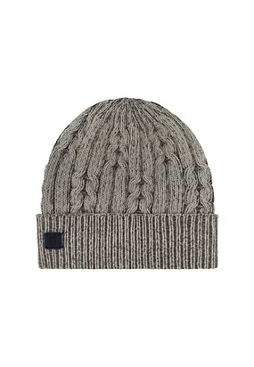 Gebreide-muts-met-kabelpatroon