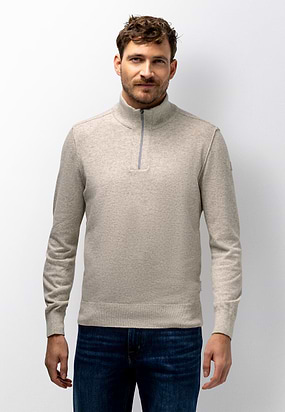 Trui-met-halve-rits-en-rubberen-badge