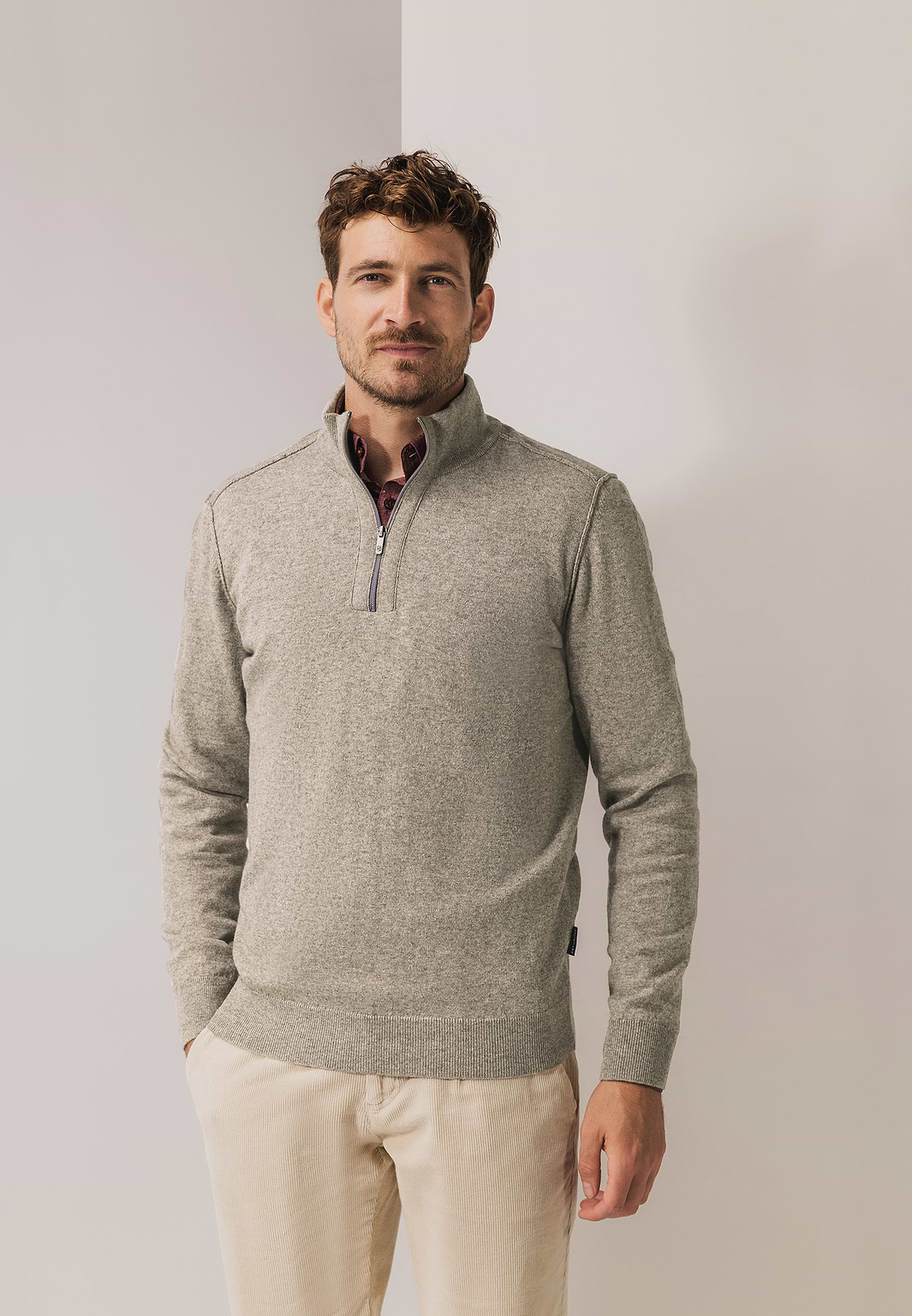 Trui-met-halve-rits-en-rubberen-badge