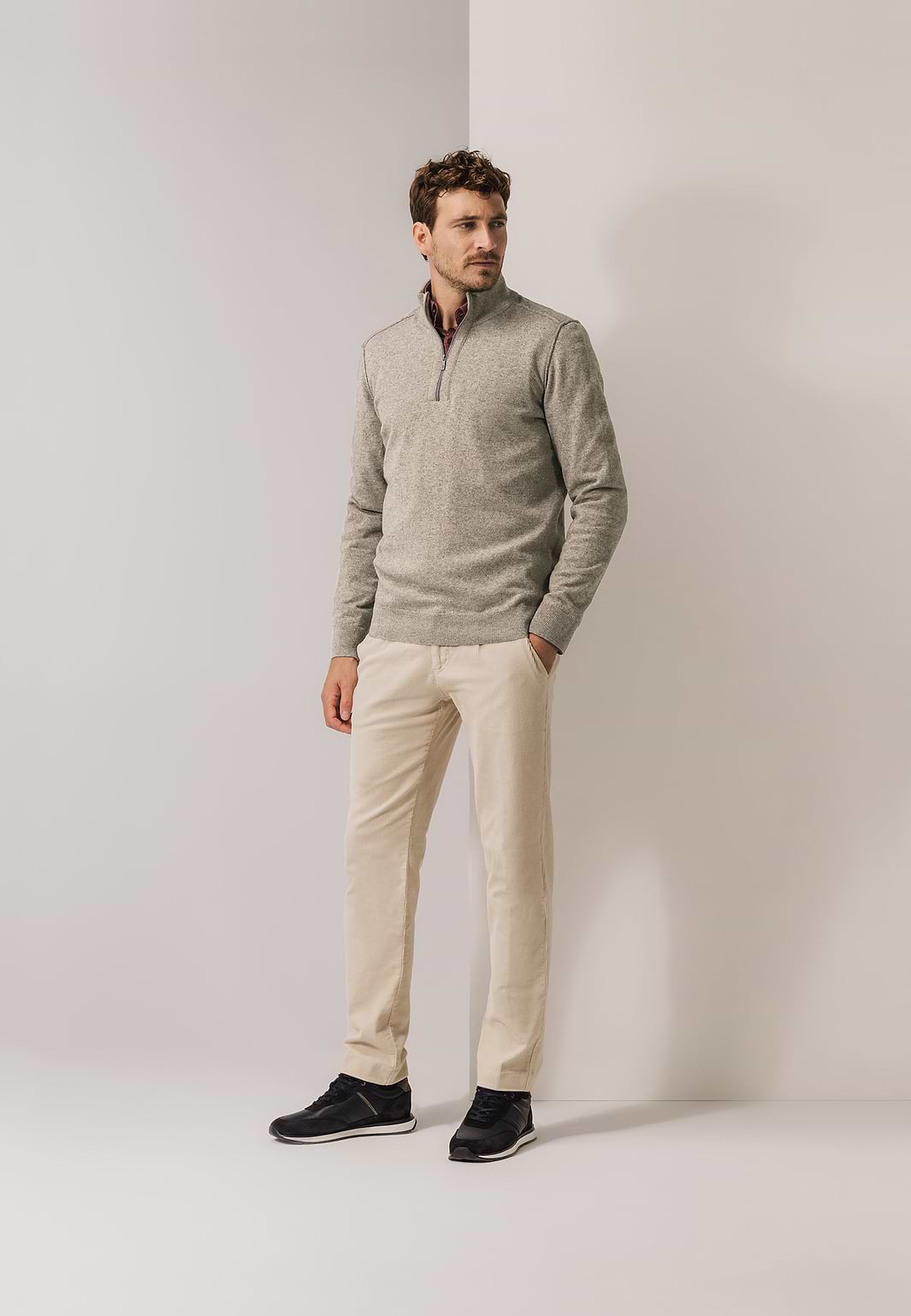 Trui-met-halve-rits-en-rubberen-badge