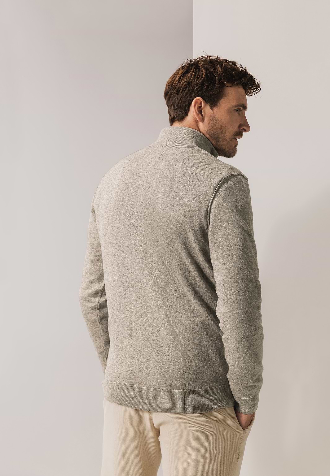 Trui-met-halve-rits-en-rubberen-badge