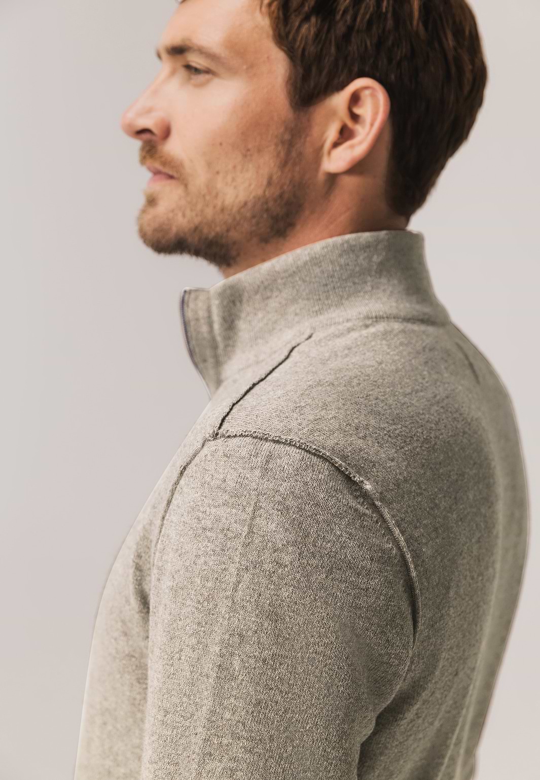 Trui-met-halve-rits-en-rubberen-badge