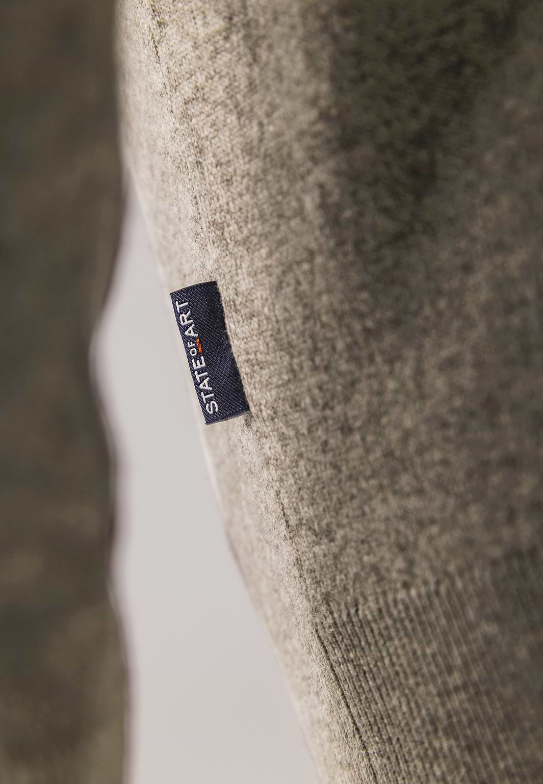 Trui-met-halve-rits-en-rubberen-badge