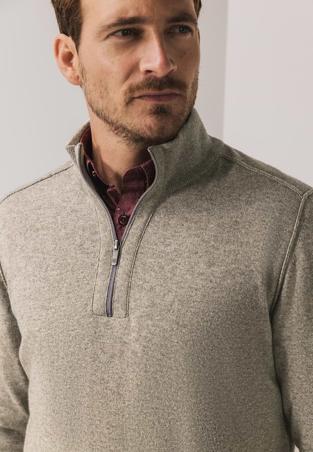 Trui-met-halve-rits-en-rubberen-badge