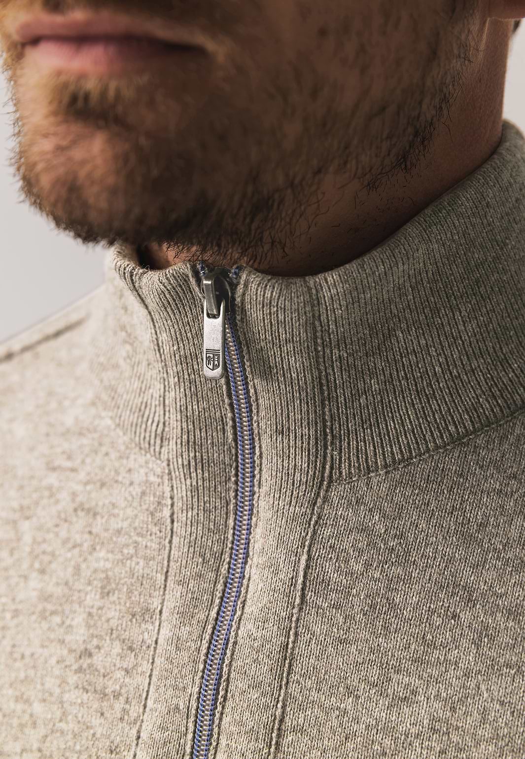 Trui-met-halve-rits-en-rubberen-badge