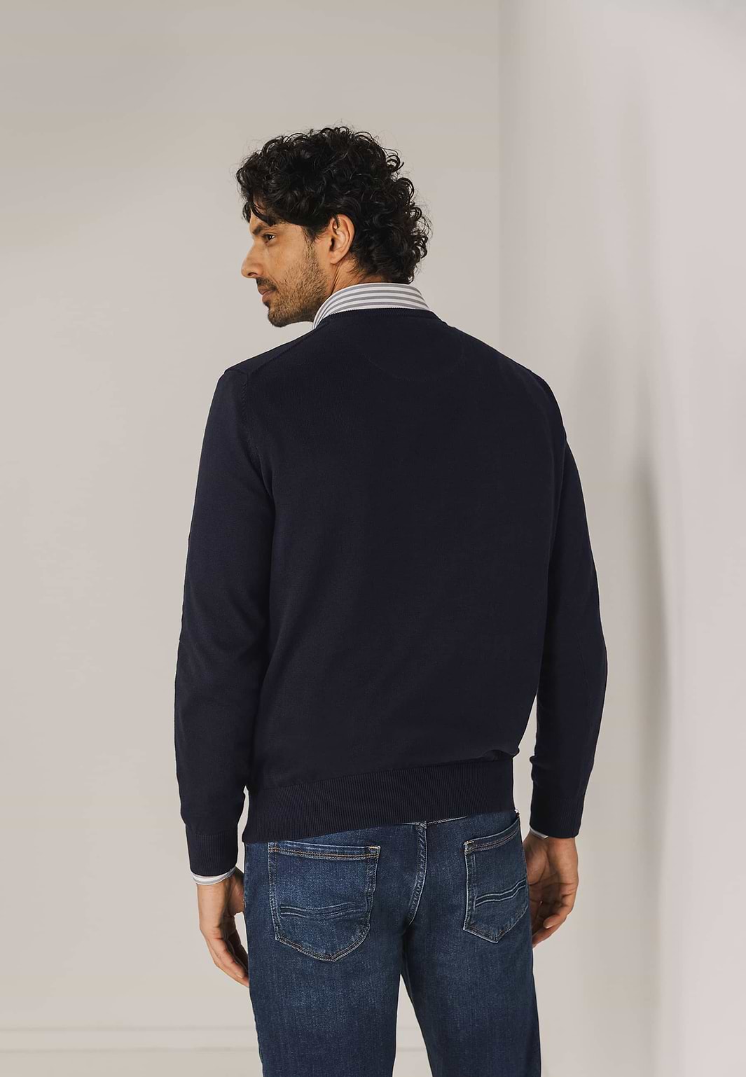 ESSENTIALS-trui-met-ronde-hals