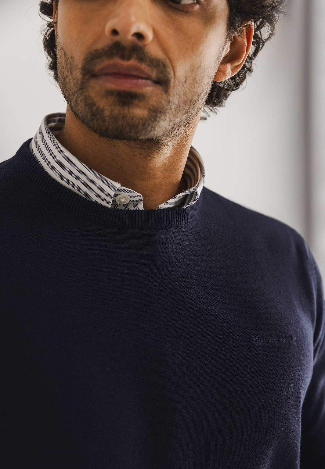 ESSENTIALS-trui-met-ronde-hals