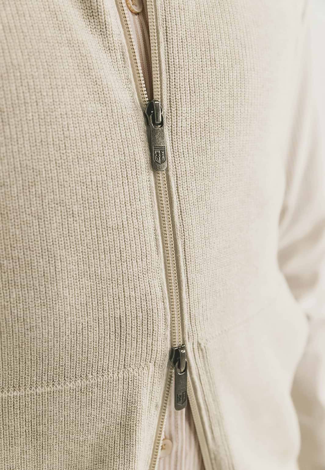 Gebreid-gilet-met-ritssluitng