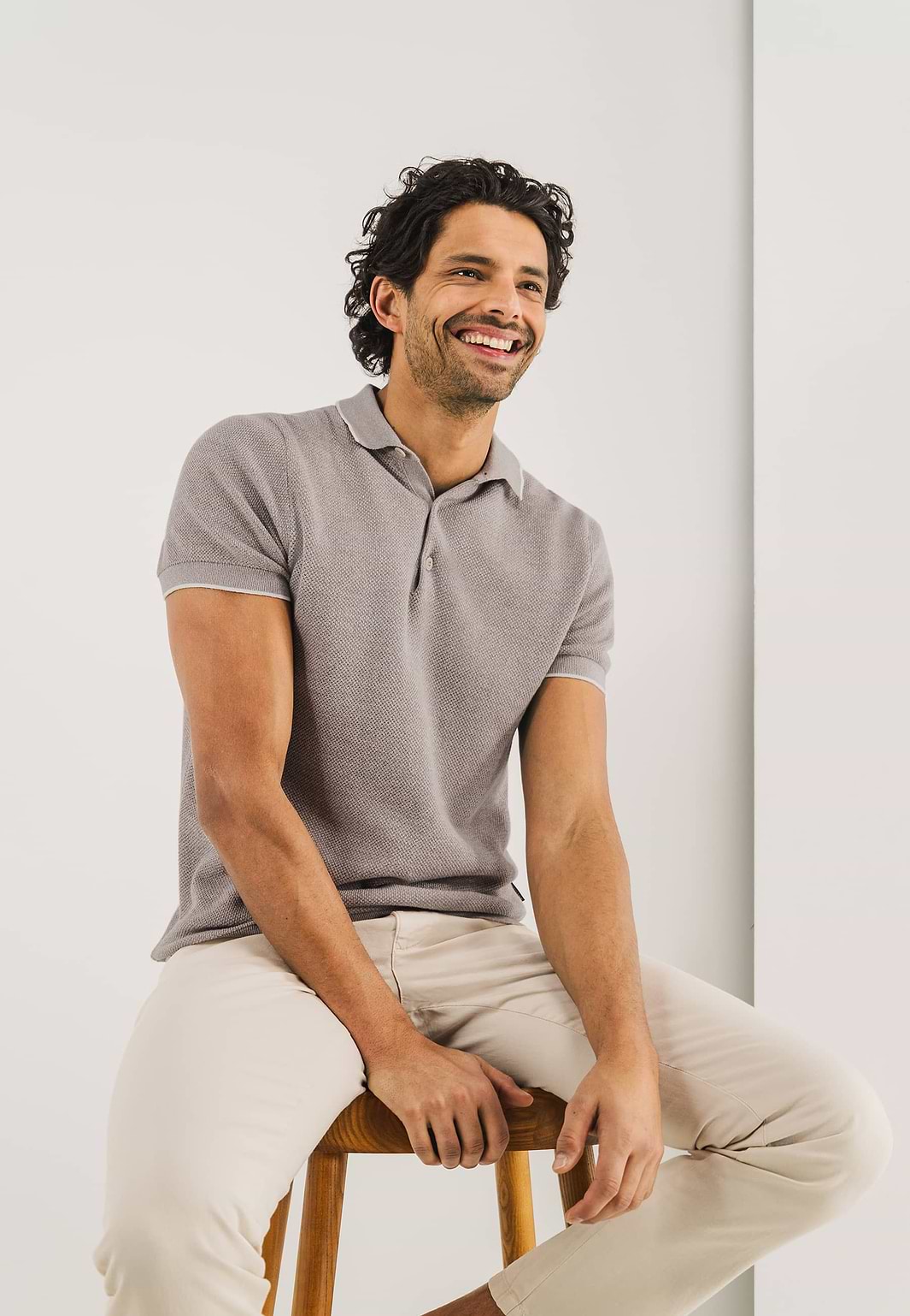 Gestricktes-Poloshirt-mit-Reiskornmuster
