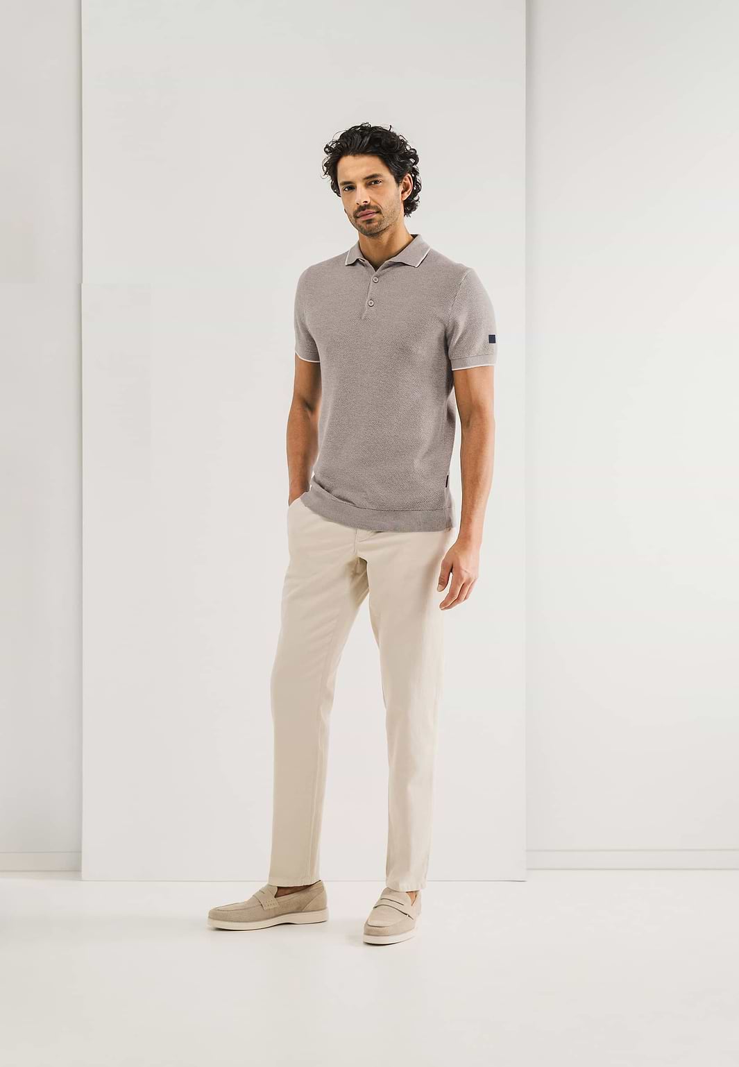 Gestricktes-Poloshirt-mit-Reiskornmuster