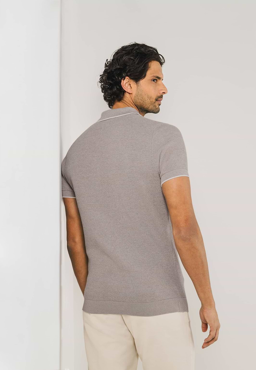 Gestricktes-Poloshirt-mit-Reiskornmuster