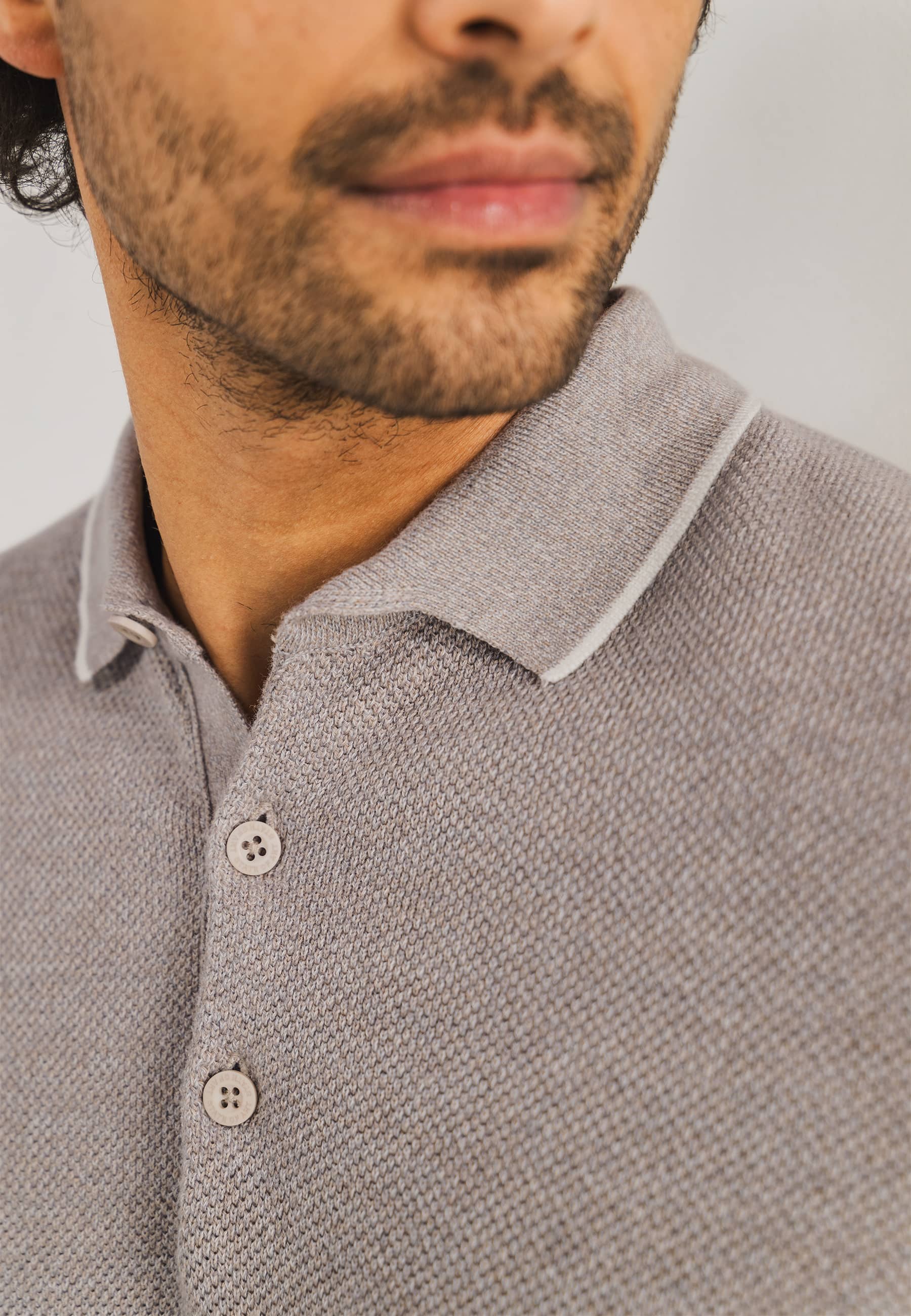 Gestricktes-Poloshirt-mit-Reiskornmuster