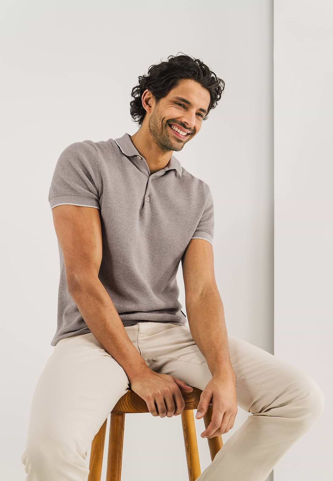 Gestricktes-Poloshirt-mit-Reiskornmuster