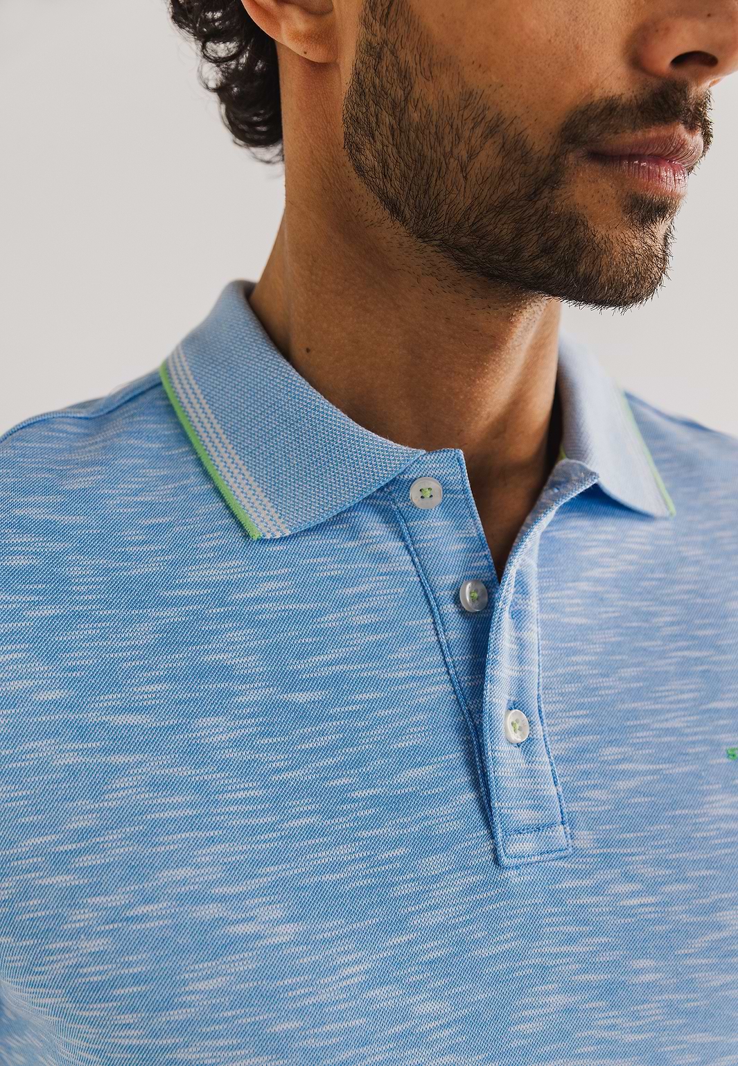 Meliertes-Poloshirt-mit-Streifendetails