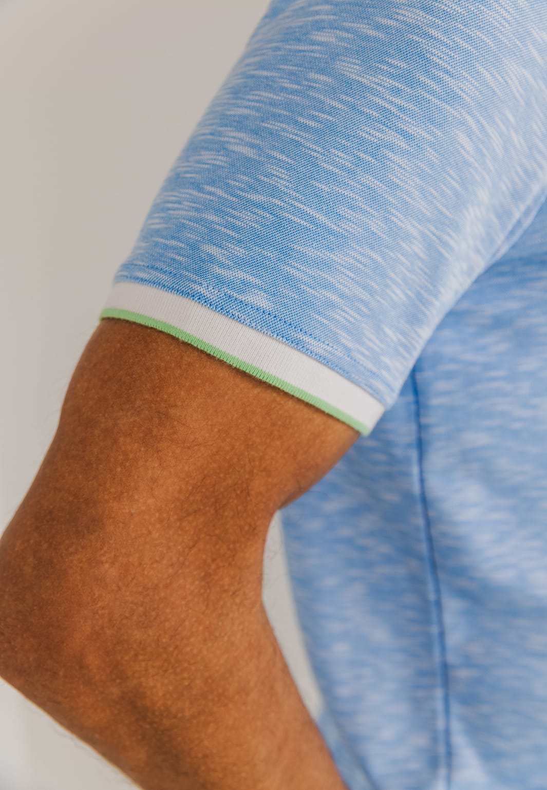 Meliertes-Poloshirt-mit-Streifendetails