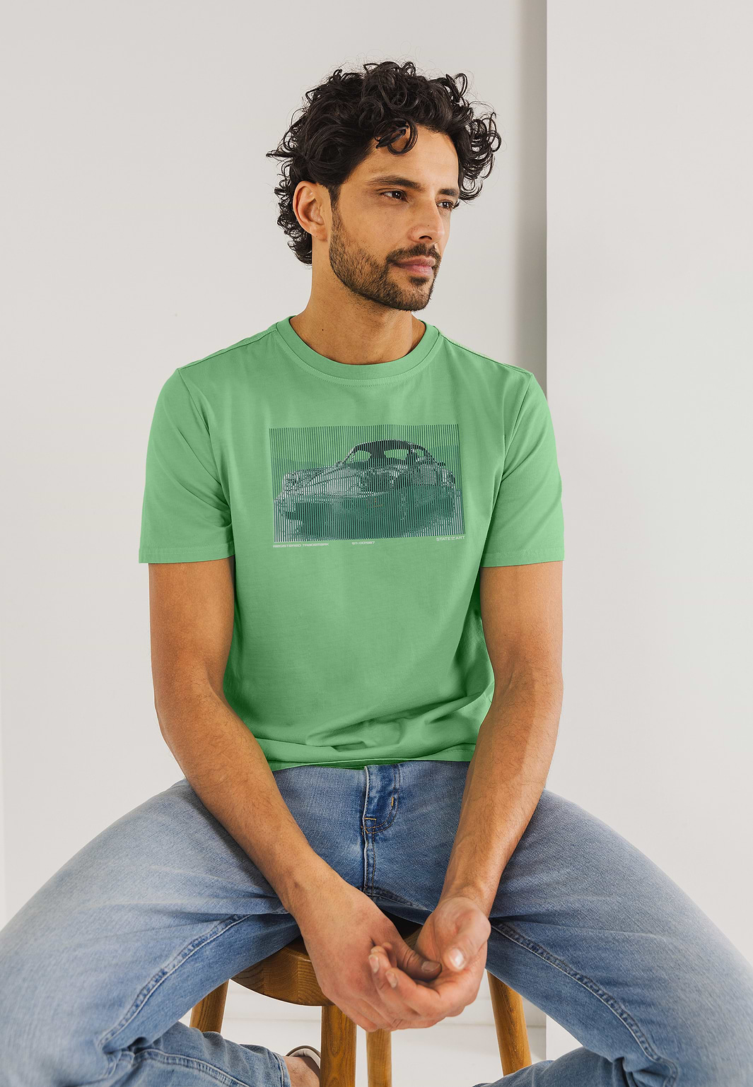 T-shirt-with-chest-print