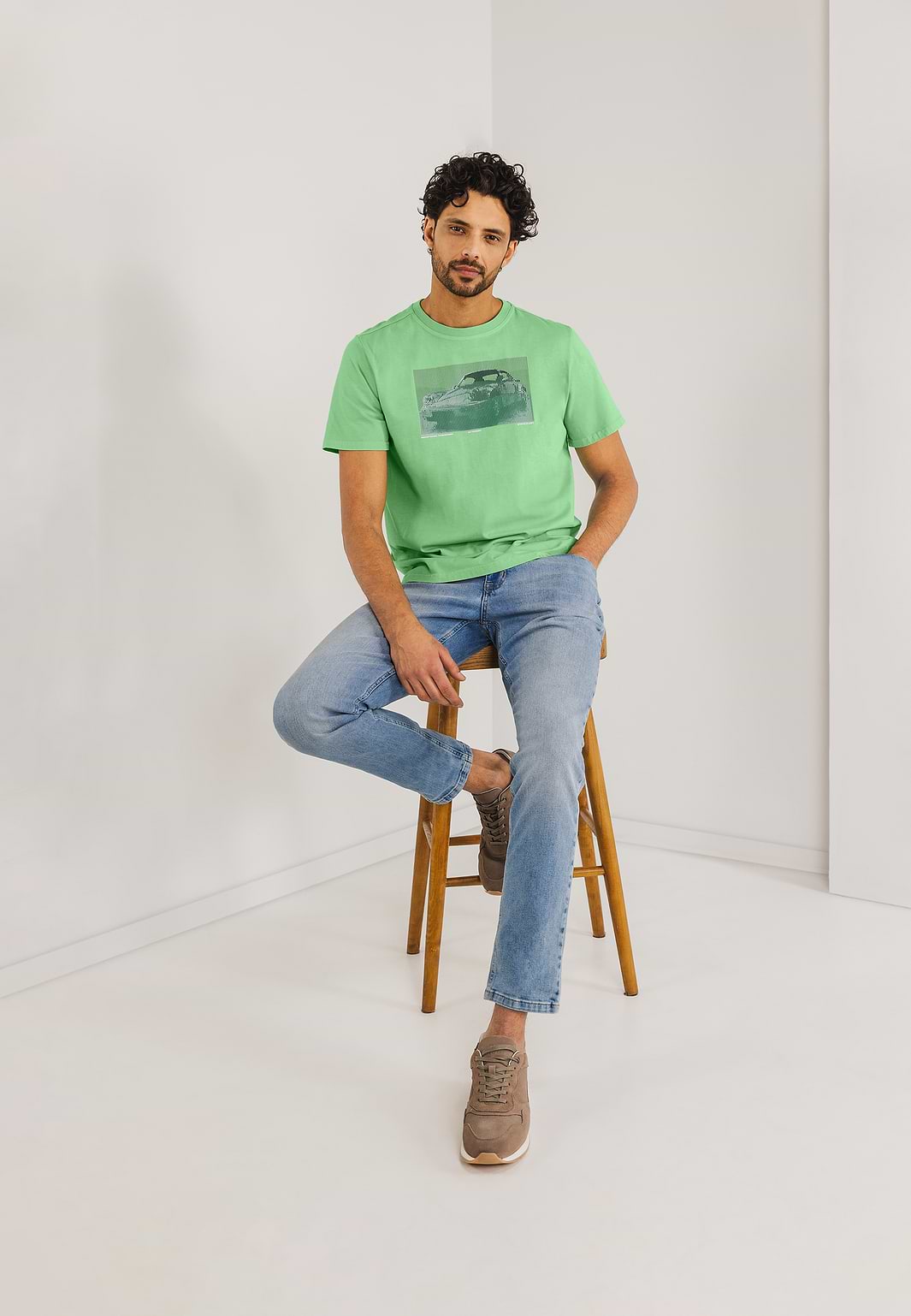 T-shirt-with-chest-print