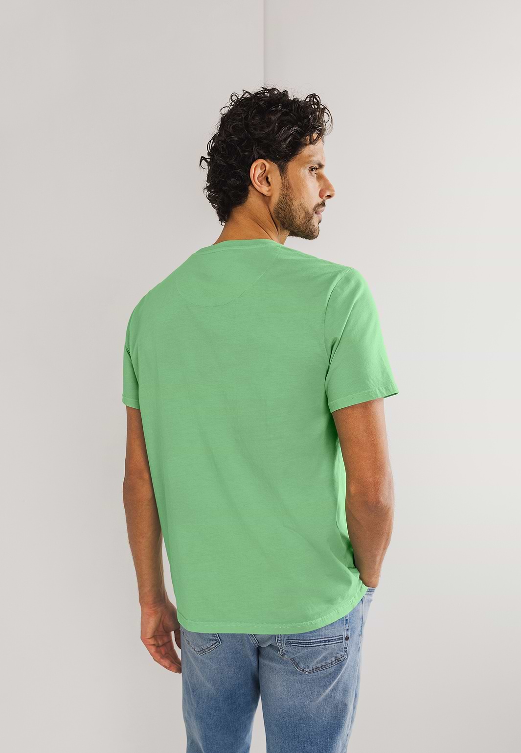 T-shirt-with-chest-print