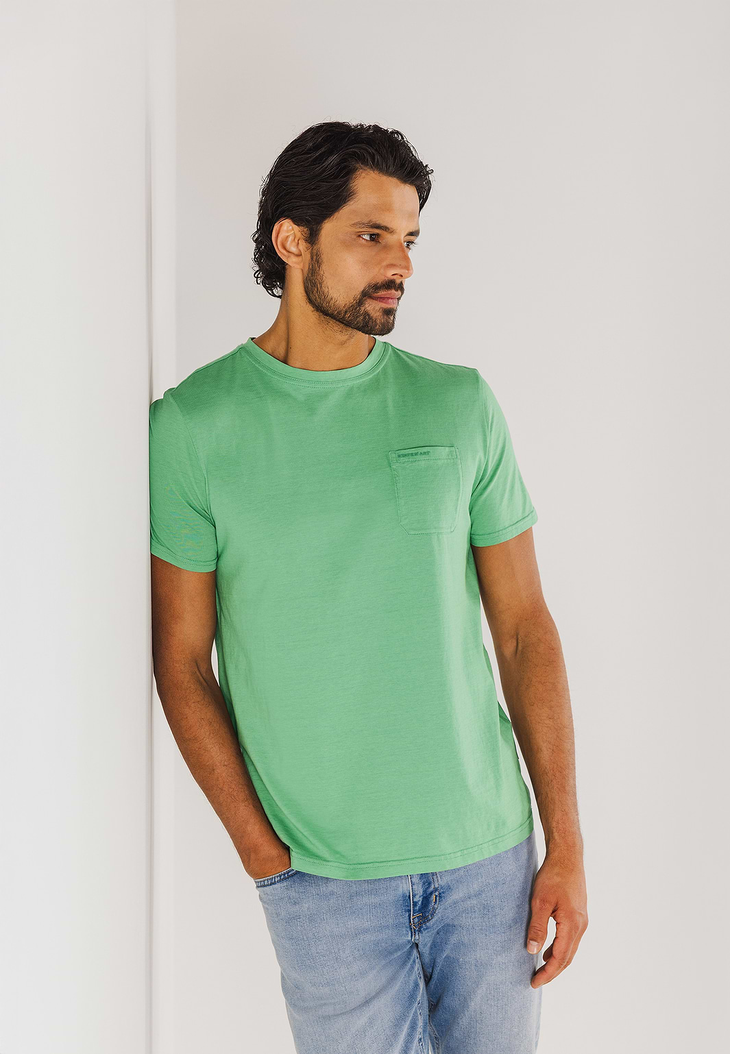 T-shirt-with-fine-stripe-and-chest-pocket