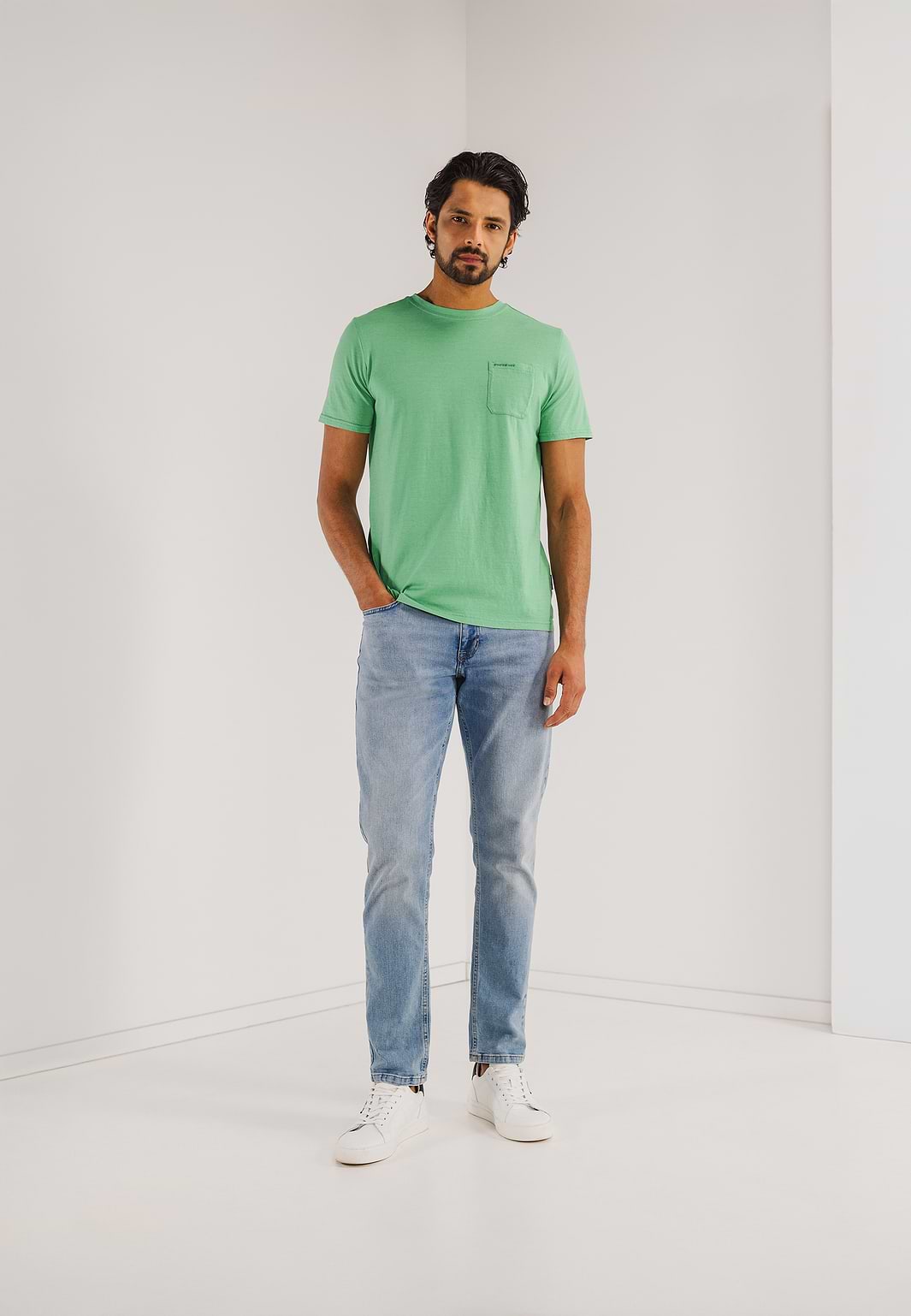 T-shirt-with-fine-stripe-and-chest-pocket