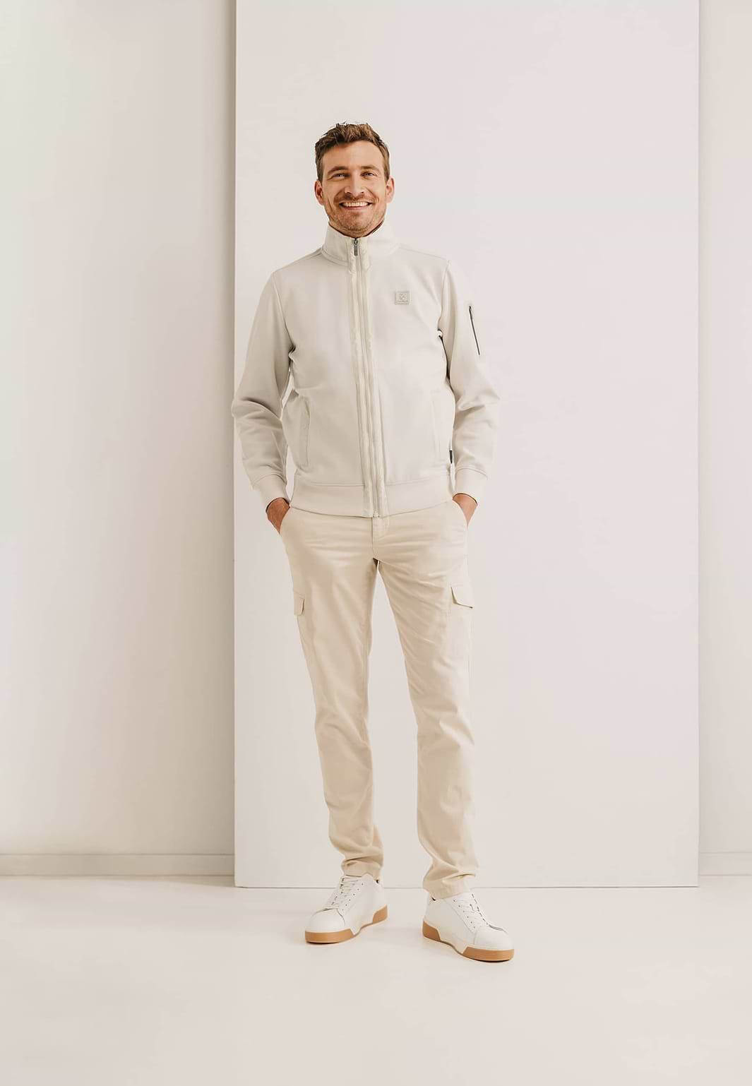 Sweatvest-met-steekzakken-en-nylon-details