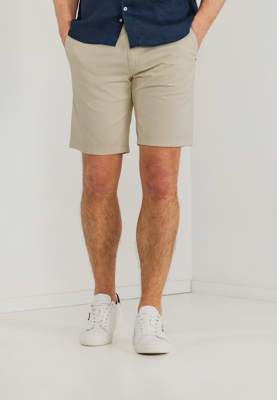 Chinoshort-met-gestreepte-details