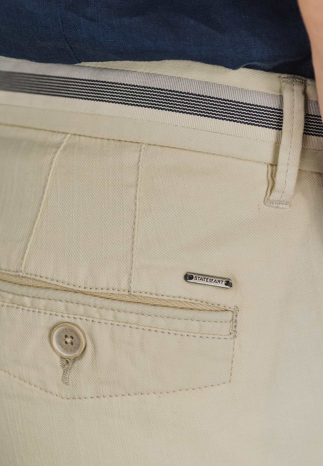 Chinoshort-met-gestreepte-details