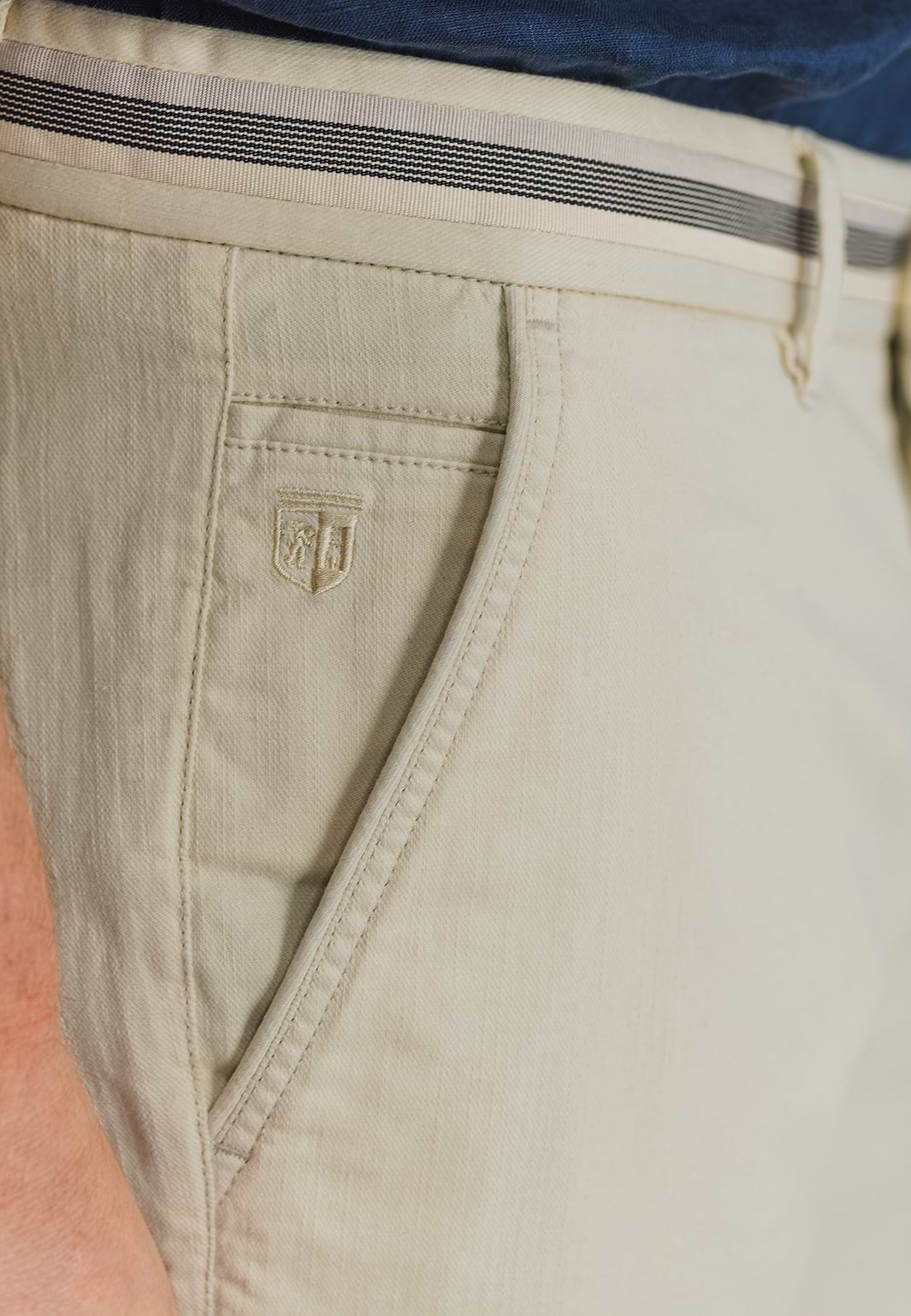 Chinoshort-met-gestreepte-details