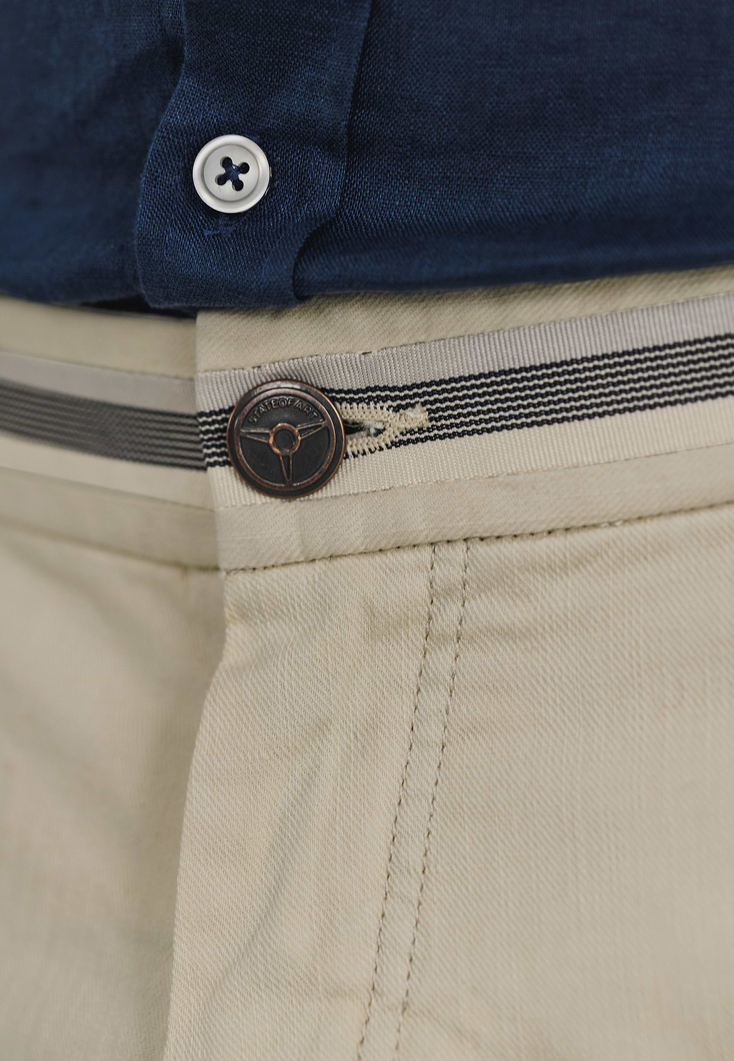 Chinoshort-met-gestreepte-details