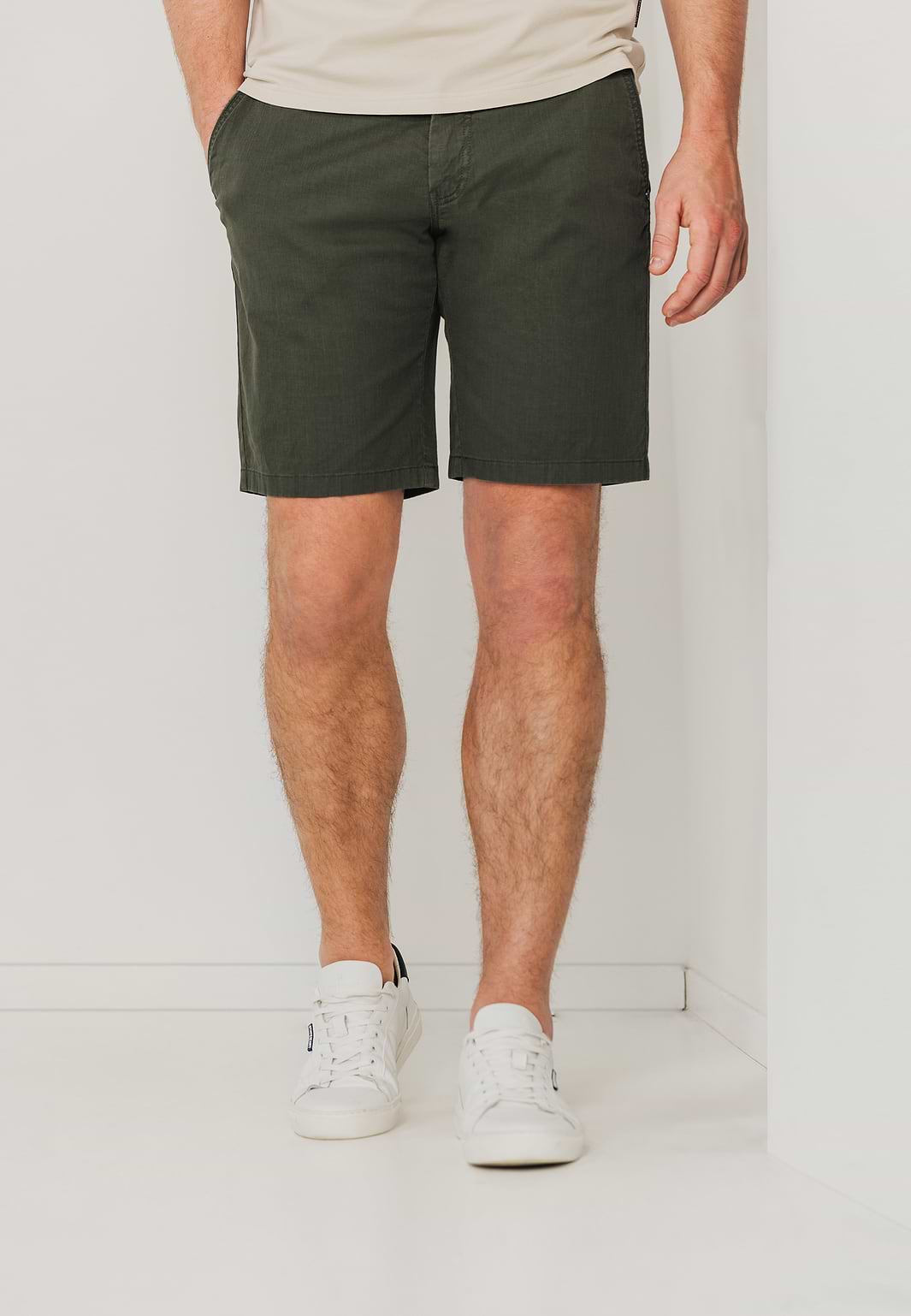 Chinoshort-met-gestreepte-details