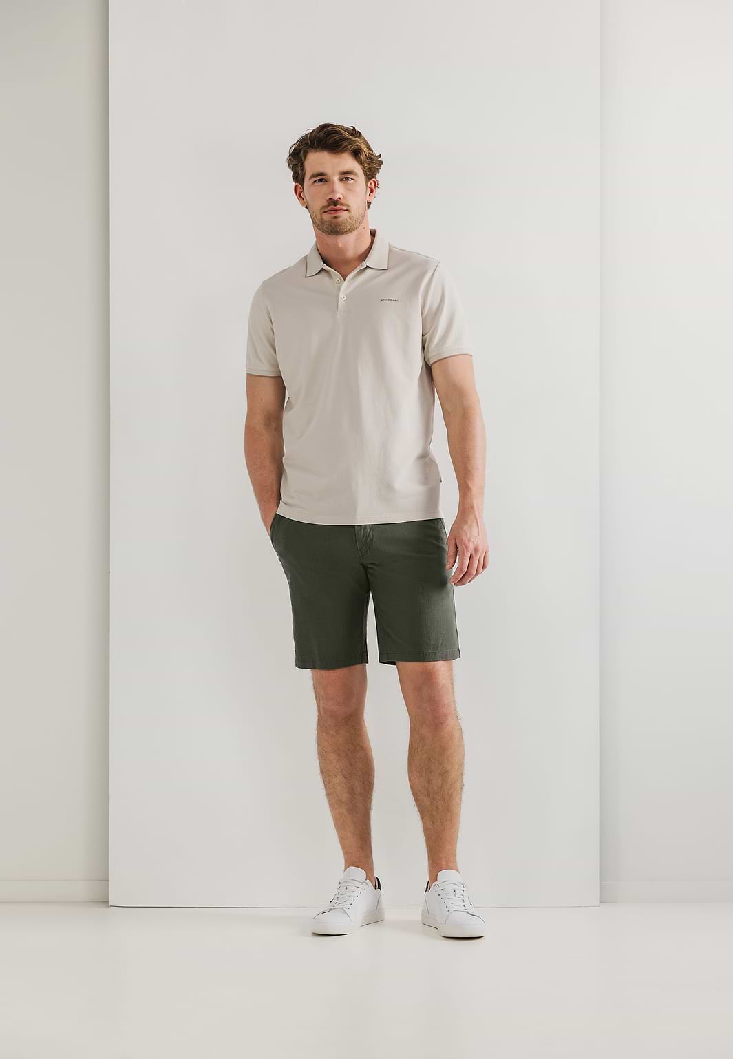 Chinoshort-met-gestreepte-details