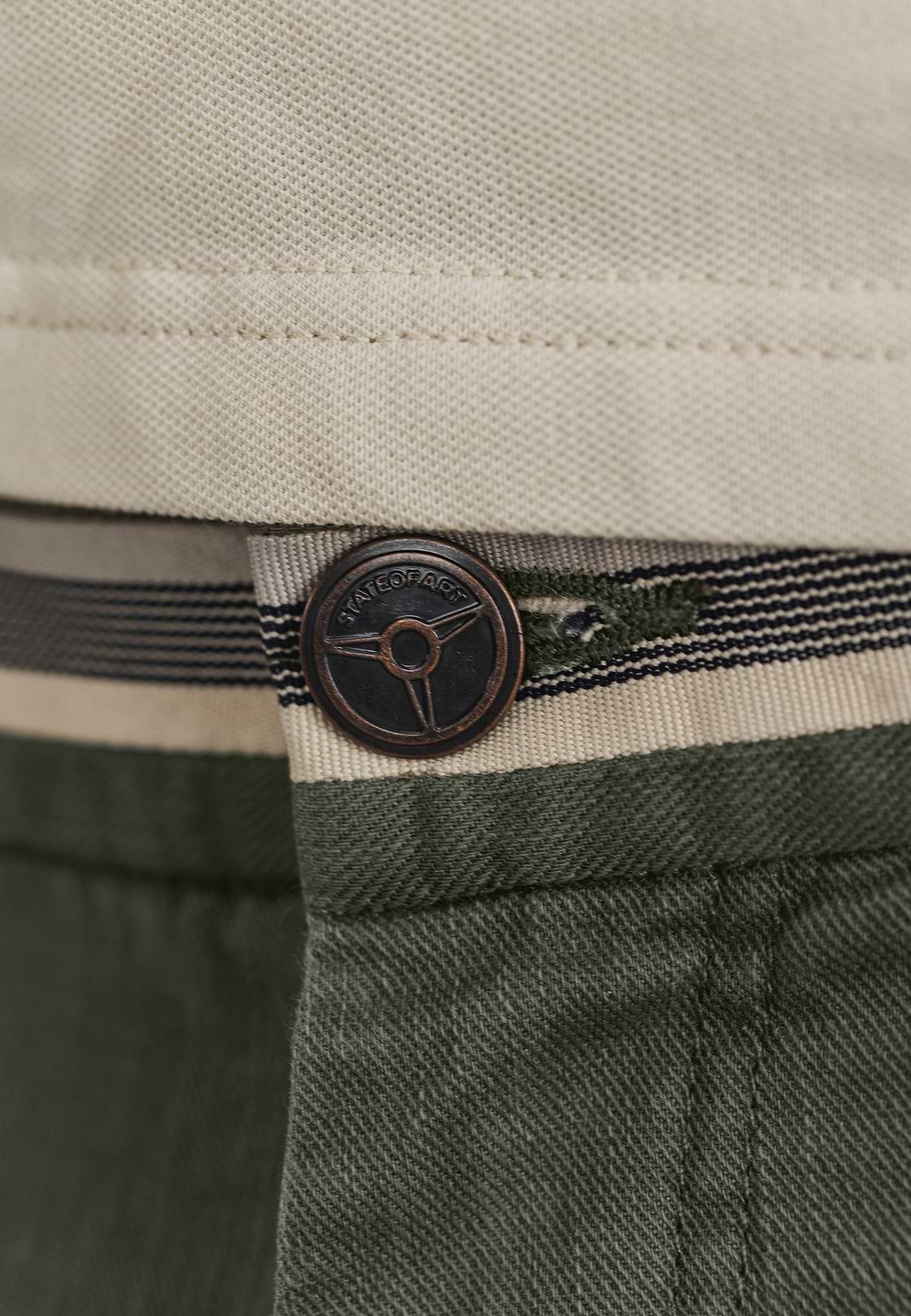 Chinoshort-met-gestreepte-details