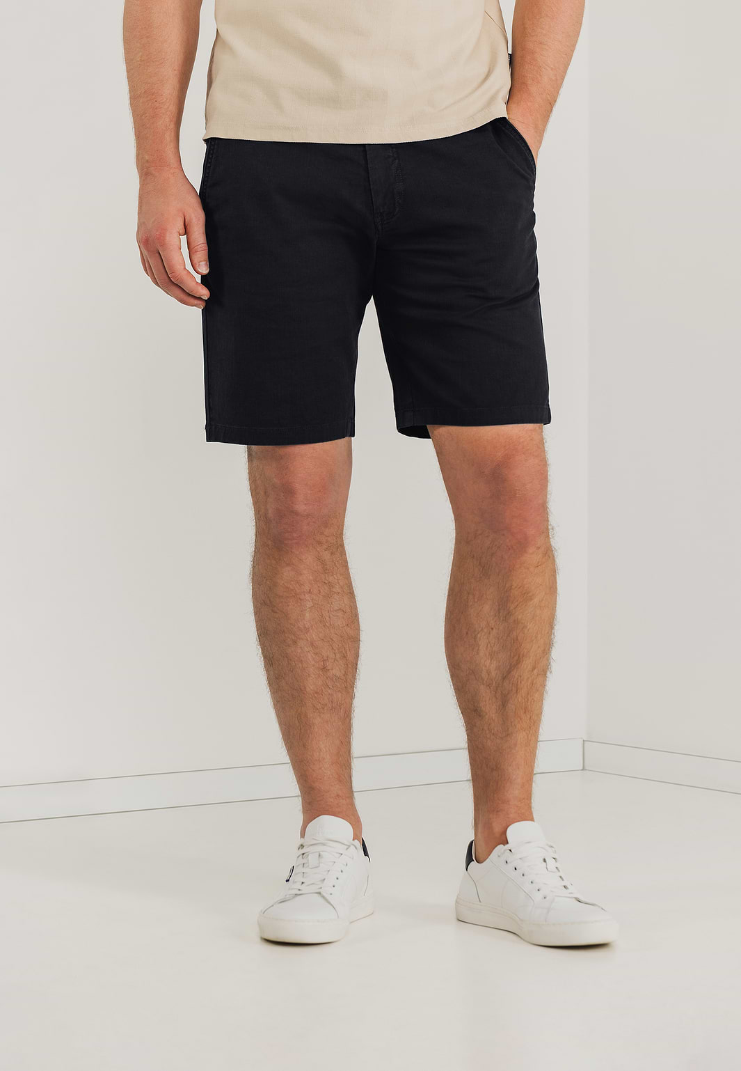 Chinoshort-met-gestreepte-details