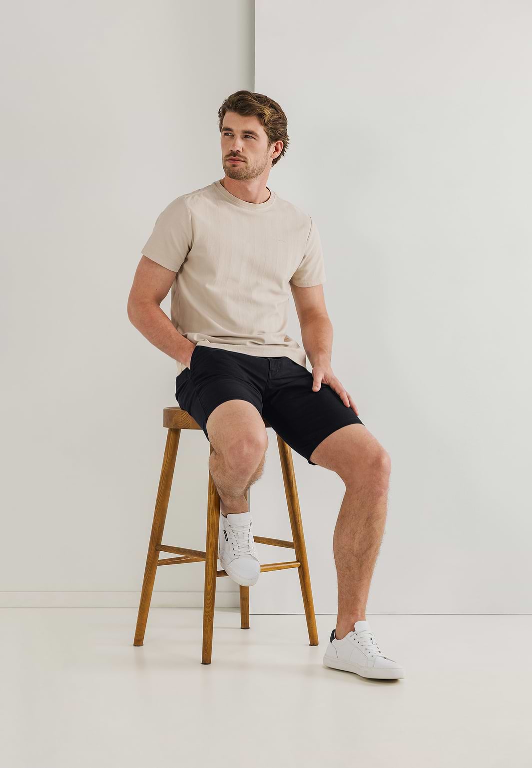 Chinoshort-met-gestreepte-details