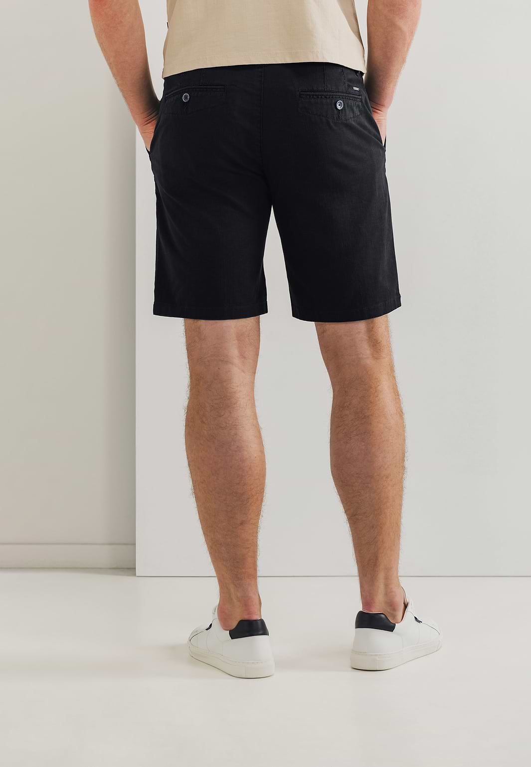 Chinoshort-met-gestreepte-details